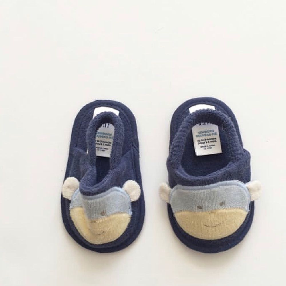 BABygap terry cloth slippers EUC 0-3 months (1)